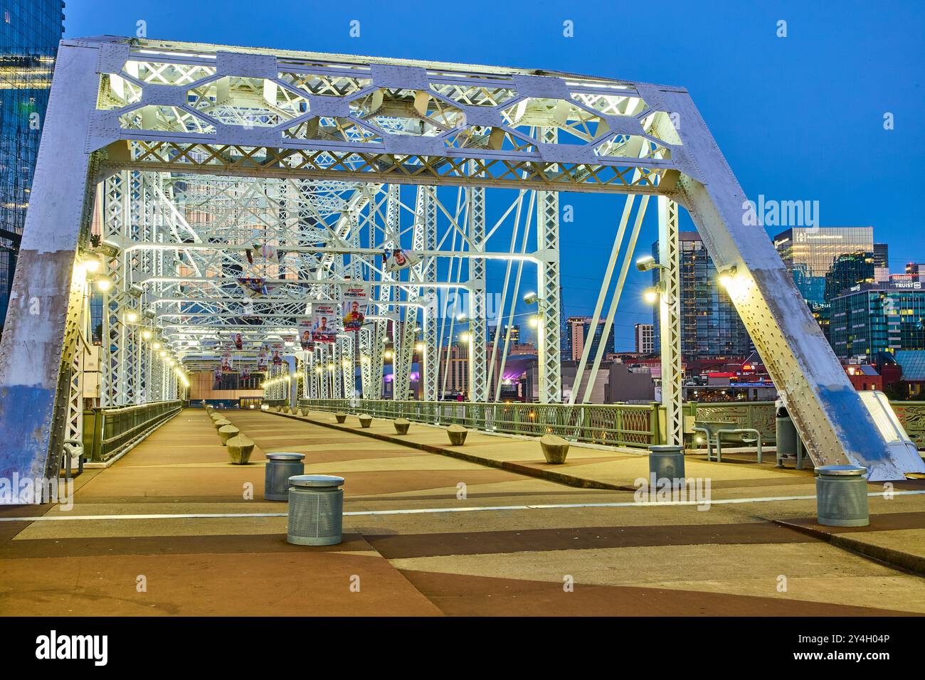 Nashville Fußgängerbrücke bei Blue Hour mit Blick auf die Stadt Stockfoto