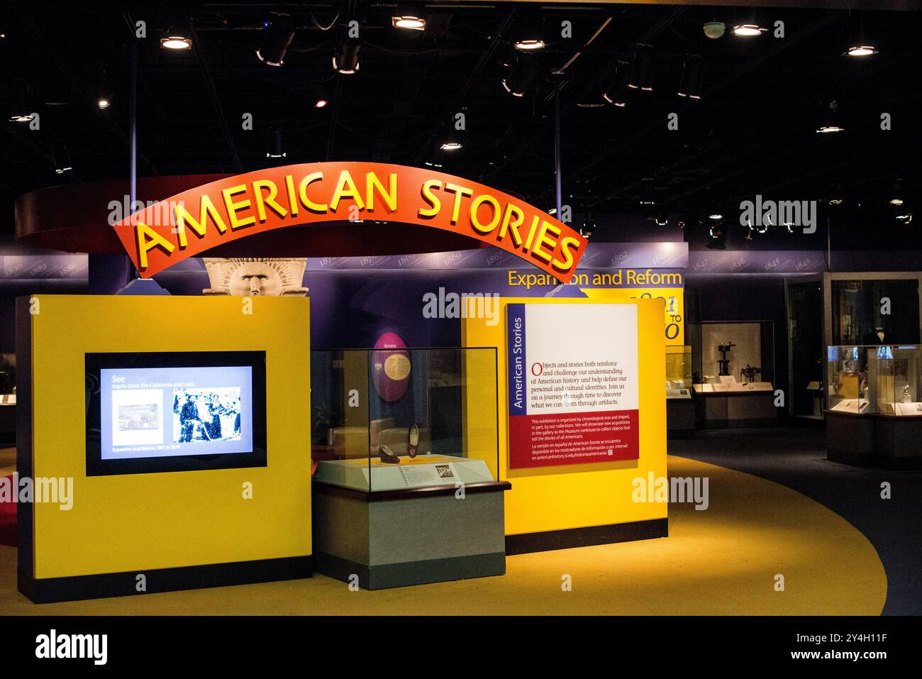 National Museum of American History American Stories Exhibit Washington DC // WASHINGTON DC – die Ausstellung American Stories im National Museum of American History zeigt Artefakte, die die Geschichte der amerikanischen Entwicklung und des kulturellen Erbes erzählen. Das Museum, Teil der Smithsonian Institution, befindet sich in der National Mall. Die Dauerausstellung zeigt Objekte aus der umfangreichen Sammlung des Museums, die wichtige Momente der amerikanischen Geschichte hervorheben. Stockfoto