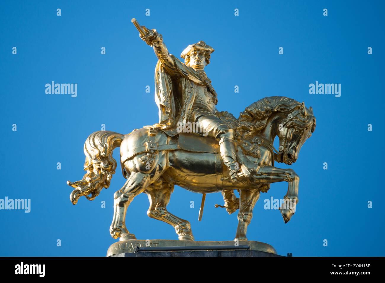 Reiterstatue Grand Place Brüssel Belgien // BRÜSSEL, Belgien — Eine goldene Reiterstatue befindet sich auf einem kunstvollen Gebäude am Grand Place (La Grand-Place), einem UNESCO-Weltkulturerbe im Zentrum von Brüssel. Der historische Platz, umgeben von gotischer und barocker Architektur, ist eine der beliebtesten Touristenattraktionen Brüssels. Stockfoto