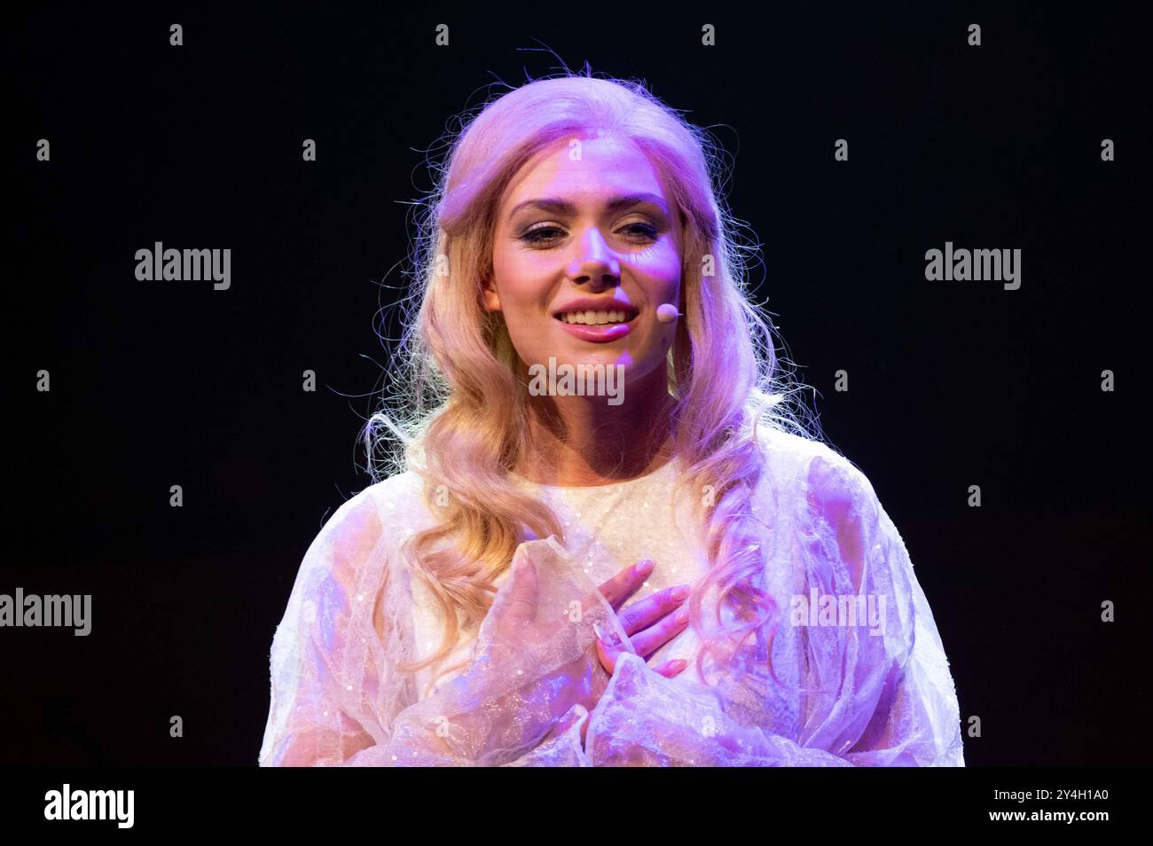 Oberhausen, Deutschland. September 2024. Marie WEGENER, Sängerin, Musikschauspielerin, spielt die Rolle des Engels im Musical THE SPIRIT OF CHRISTMAS, Vorstellung des neuen Programms für das Metronom Theater Oberhausen, Metronom Theater Oberhausen am 18. September 2024, Credit: dpa/Alamy Live News Stockfoto