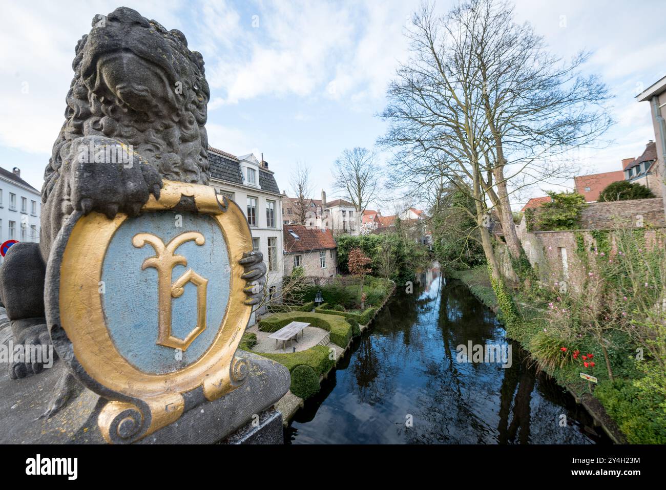 Die historische flämische Stadt Brügge, die manchmal als „Venedig des Nordens“ bezeichnet wird, hat Kanäle, die durch die Altstadt führen. Vor dem Wasserzugang Stockfoto