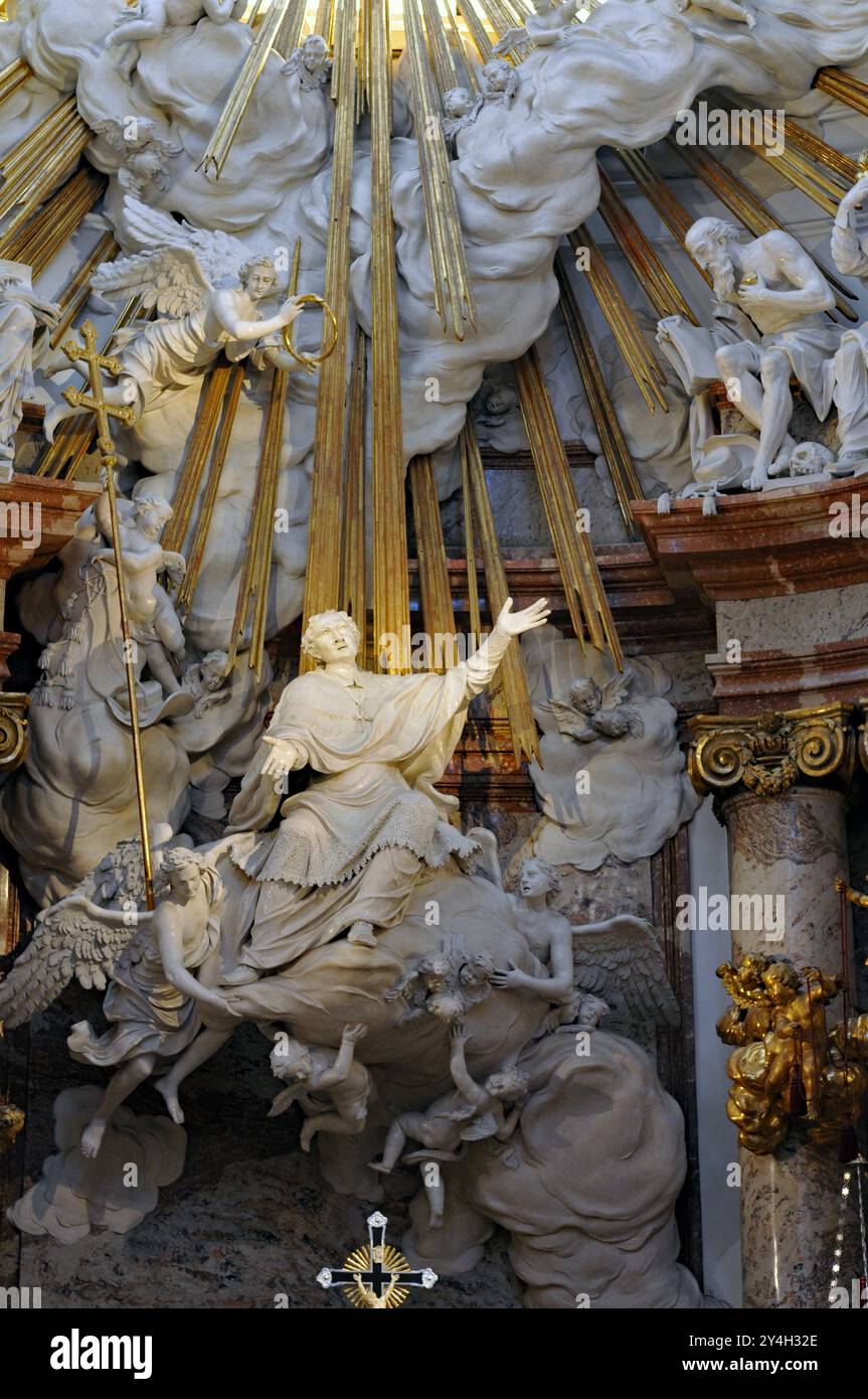 Detail des reich verzierten Hochaltars an der historischen Karlskirche in Wien, der die Himmelfahrt des Heiligen Karl Borromäus zeigt. Stockfoto