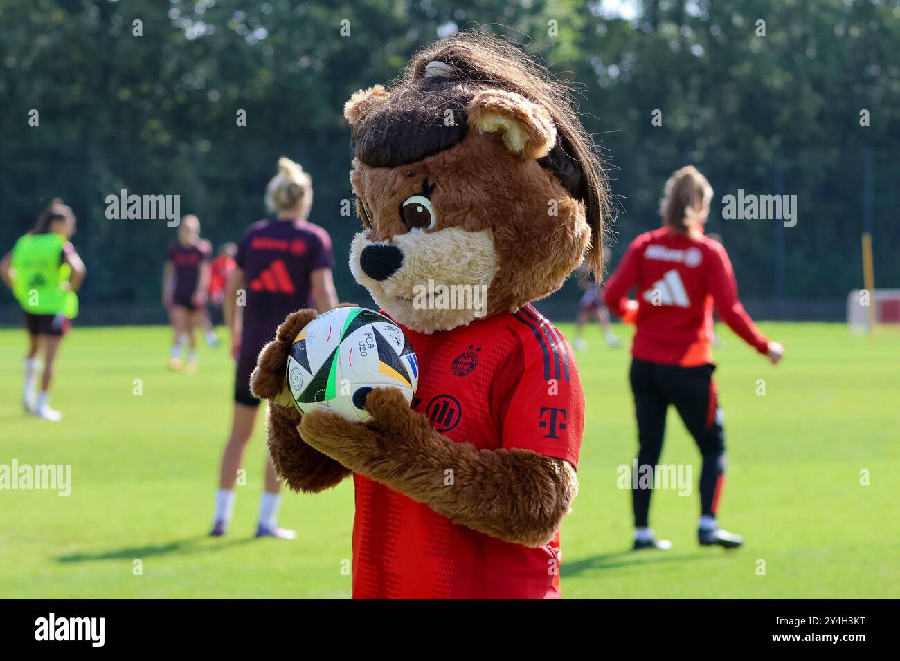 München, Deutschland. September 2024. Maskottchen Mia mit Ball beim Training, Oeffentliches Training. FC Bayern München Frauen, Fussball, Saison 24/25, 18.09.2024, Foto: Eibner-Pressefoto/Jenni Maul Credit: dpa/Alamy Live News Stockfoto