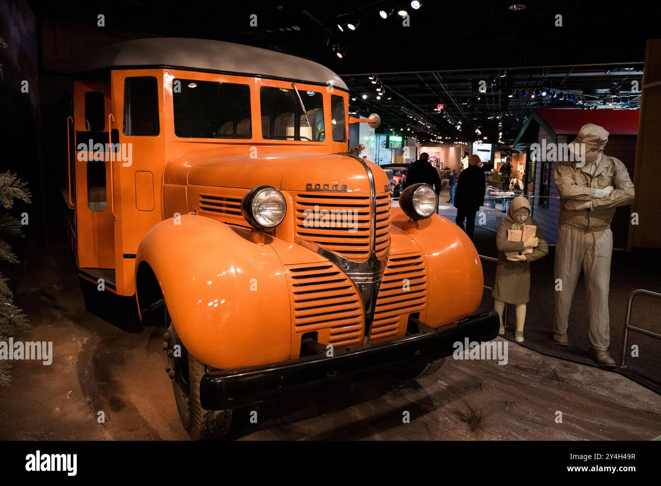 Vintage School Bus Smithsonian Museum Washington DC // WASHINGTON, D.C. — Ein klassischer amerikanischer Schulbus wird im Smithsonian National Museum of American History ausgestellt. Das ikonische gelbe Fahrzeug repräsentiert die Entwicklung amerikanischer Studententransportsysteme, die Mitte des 20. Jahrhunderts weit verbreitet wurden. Das National Museum of American History, Teil der Smithsonian Institution, beherbergt umfangreiche Sammlungen, die die kulturelle und technologische Entwicklung Amerikas dokumentieren. Das Museum wurde 1964 eröffnet und befindet sich in der National Mall. Die Smithsonian Institution, gegründet 1846, Oper Stockfoto