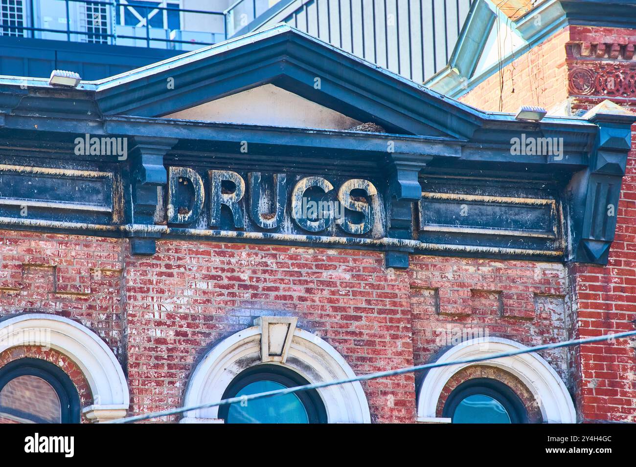 Historische Drugstore-Fassade mit Blick auf die urbane Kulisse Stockfoto