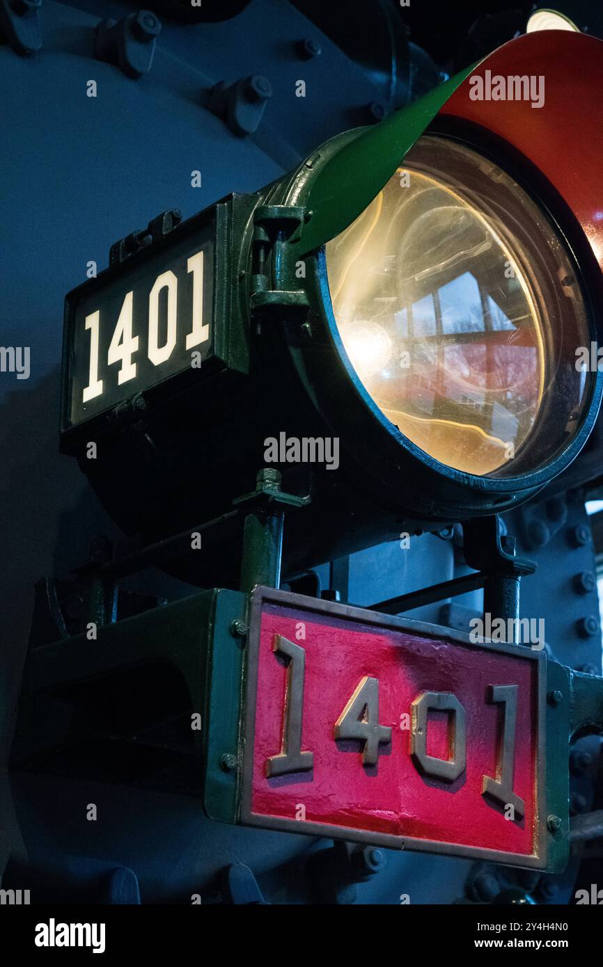Southern Railway Lokomotive 1401 National Museum of American History Washington DC // WASHINGTON DC — Southern Railway Lokomotive 1401, eine 4-6-2-Dampflokomotive vom Typ Pacific, die 1926 von der American Locomotive Company Richmond Works hergestellt wurde. Der Pacific-Typ gehörte zu den zahlreichsten Dampflokomotiven für Personenzüge, die von etwa 1910 bis 1955 in den Vereinigten Staaten betrieben wurden, mit vier Vorlaufrädern, sechs großen Antriebsrädern und zwei Nachlaufrädern. Diese PS-4-Lokomotive der Klasse war mit der charakteristischen grünen und goldenen Lackierung der Southern Railway ausgestattet Stockfoto