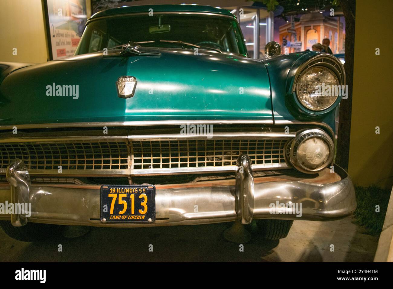 Ford Country Squire Station Wagon National Museum of American History Washington DC // WASHINGTON, D.C. — Ein Ford Country Squire Station Wagon aus dem Jahr 1955 wird im Smithsonian National Museum of American History ausgestellt. Dieses Fahrzeug wurde von George und Nancy Harder, einer südkalifornischen Familie, gespendet, die es ausgiebig für tägliche Aktivitäten wie Schultransport, Familienausflüge und Urlaubsreisen in Nationalparks nutzten. Der Kombi misst 5 Fuß 7 Zoll x 6 Fuß (1,65 x 1,83 x 5,18 Meter) und repräsentiert die Evolution o Stockfoto