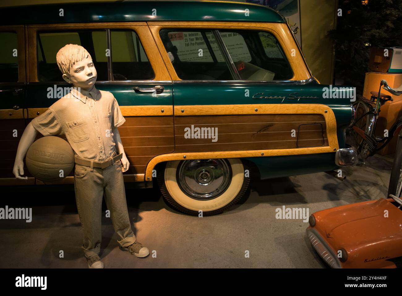 Ford Country Squire Station Wagon National Museum of American History Washington DC // WASHINGTON, D.C. — Ein Ford Country Squire Station Wagon aus dem Jahr 1955 wird im Smithsonian National Museum of American History ausgestellt. Dieses Fahrzeug wurde von George und Nancy Harder, einer südkalifornischen Familie, gespendet, die es ausgiebig für tägliche Aktivitäten wie Schultransport, Familienausflüge und Urlaubsreisen in Nationalparks nutzten. Der Kombi misst 5 Fuß 7 Zoll x 6 Fuß (1,65 x 1,83 x 5,18 Meter) und repräsentiert die Evolution o Stockfoto