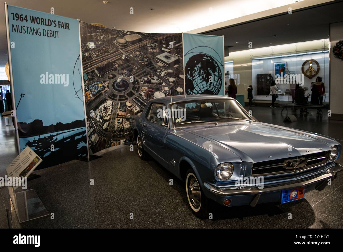 1964 Ford Mustang National Museum of American History Washington DC // WASHINGTON DC – Ein Ford Mustang aus dem Jahr 1964, der im Rahmen der Weltausstellung 1964 im Smithsonian National Museum of American History ausgestellt wurde. Der Ford Mustang debütierte 1964 auf der New York World's Fair, wo er der Öffentlichkeit als Fords neues „Ponyauto“ vorgestellt wurde, das den amerikanischen Automobilmarkt revolutionieren sollte. Das National Museum of American History konzentriert sich auf die politische, soziale und kulturelle Geschichte der Vereinigten Staaten durch seine umfangreichen Sammlungen von Artefakten und Exponaten. Das Museum ist eines von mehreren Smithsonian Stockfoto