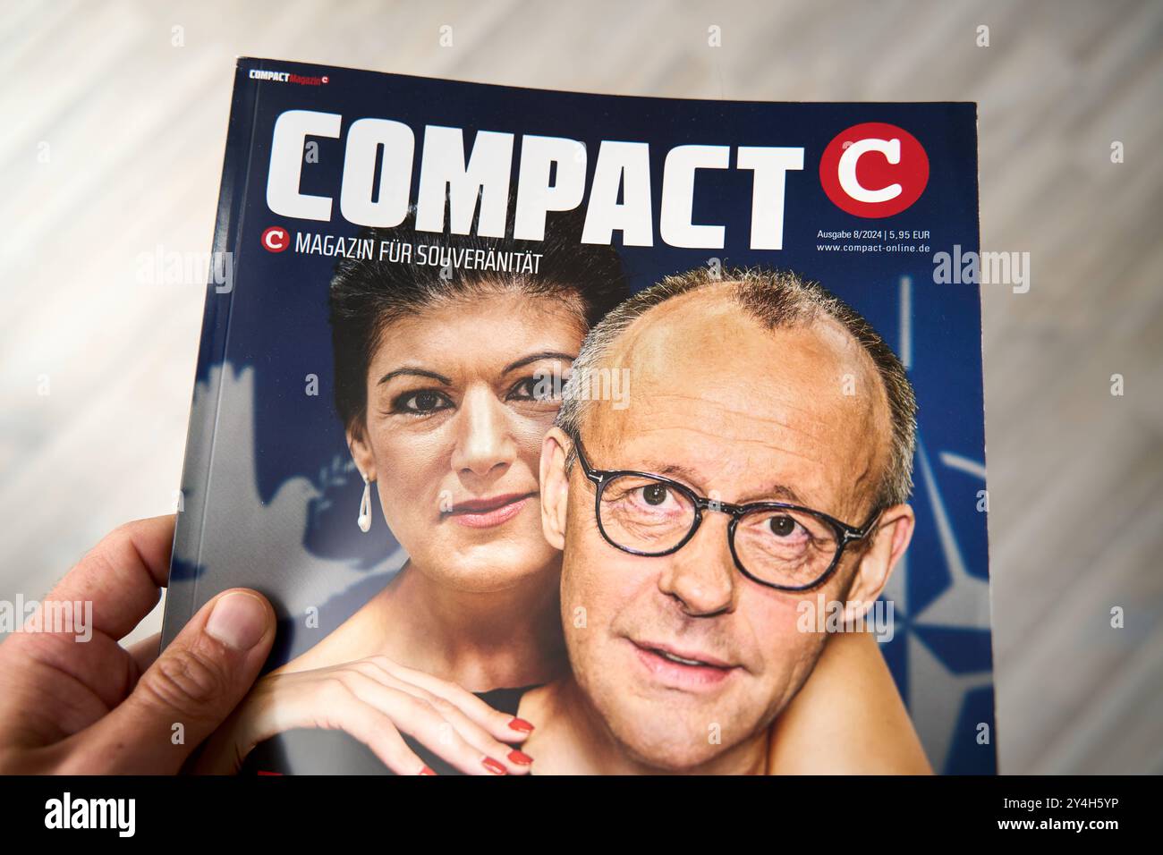 Bayern, Deutschland - 18. September 2024: Leser hält die August-Ausgabe ...