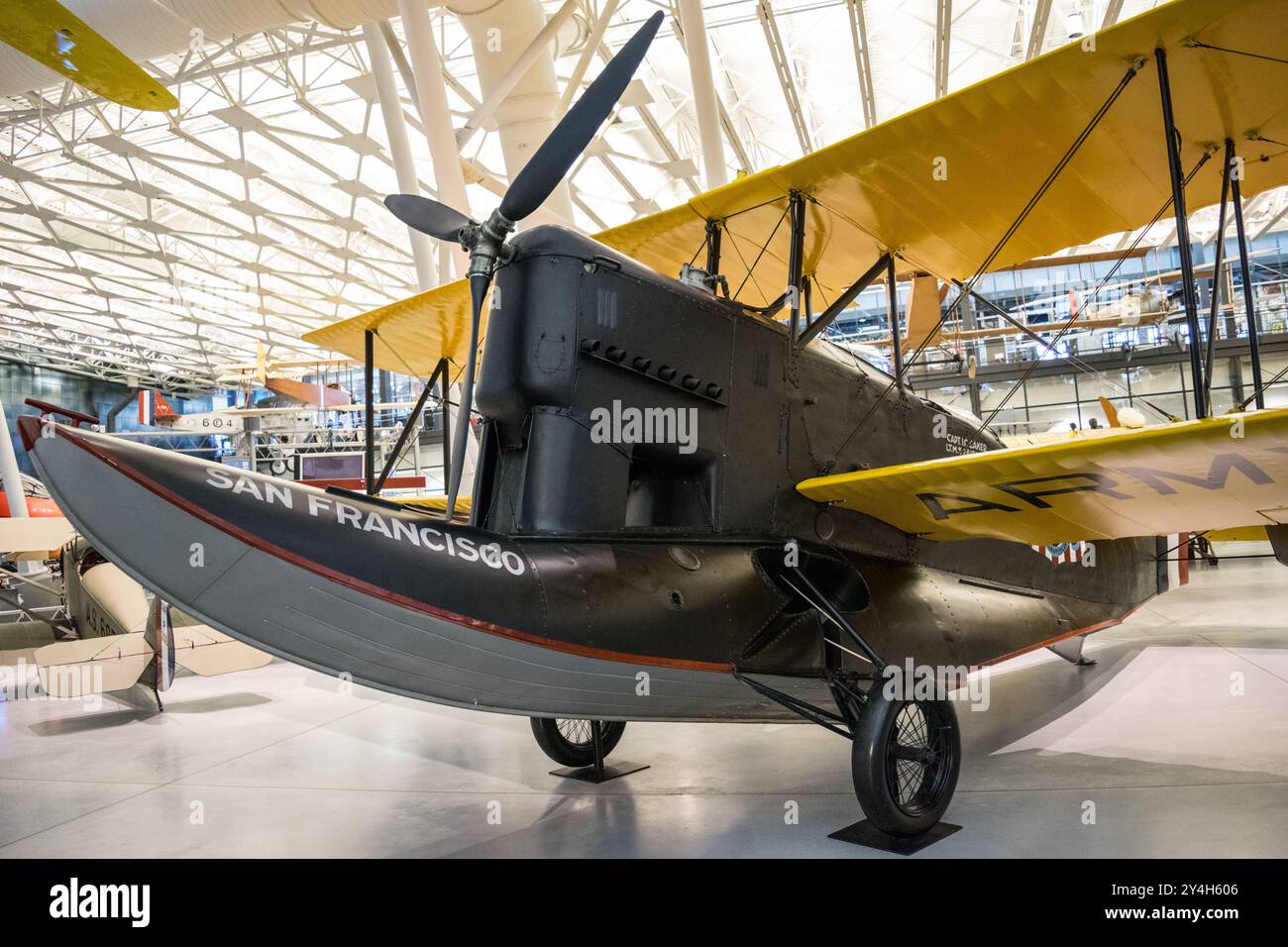 Loening OA-1A San Francisco Amphibienflugzeug Udvar-Hazy Center Chantilly Virginia // CHANTILLY, Virginia, Vereinigte Staaten — das Amphibienflugzeug Loening OA-1A San Francisco 1926 steht im Steven F. Udvar-Hazy Center des Smithsonian erhalten. Dieses historische Flugzeug steht für eine frühe Entwicklung der amphibischen Luftfahrttechnologie. Das Flugzeug ist Teil der umfangreichen Sammlung der Luftfahrt, die sich im Flugzeughangar des Zentrums in der Nähe des Dulles International Airport befindet. Stockfoto