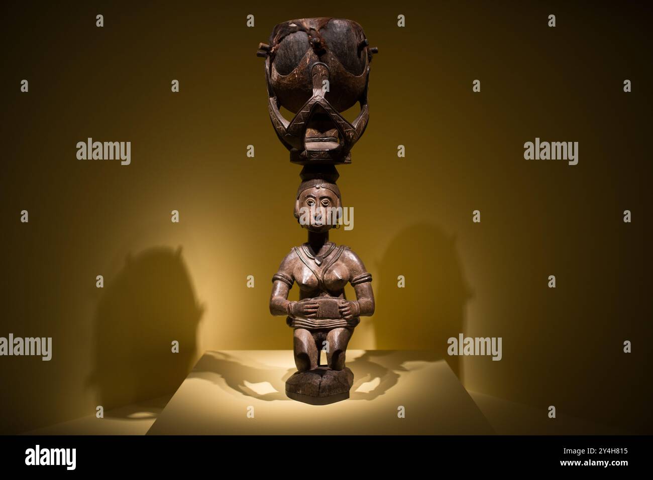 Baga Wooden Drum National Museum of African Art Washington DC // WASHINGTON, D.C. — Eine guineische Holztrommel aus dem frühen 20. Jahrhundert, die von einem Baga-Künstler gefertigt wurde. Das Volk der Baga ist eine ethnische Gruppe, die hauptsächlich in den Küstenregionen von Guinea in Westafrika angesiedelt ist und für ihre reichen künstlerischen Traditionen bekannt ist, darunter geschnitzte Masken, Skulpturen und Musikinstrumente. Die Trommel ist Teil der Sammlung des Smithsonian National Museum of African Art, das sich auf traditionelle und zeitgenössische Kunst aus dem gesamten afrikanischen Kontinent konzentriert. Das Museum wurde 1964 gegründet und wurde Teil des Smit Stockfoto