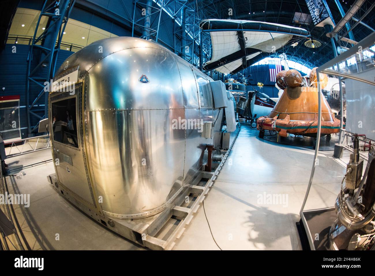 Apollo 11 Mobile Quarantine Facility Udvar Hazy Center Chantilly Virginia | CHANTILLY, Virginia, Vereinigte Staaten — die Apollo 11 Mobile Quarantine Facility, ein umgebauter Airstream-Trailer, befindet sich in der Human Space-Lichtgalerie des Steven F. Udvar-Hazy Centers des Smithsonian. Die Astronauten Neil Armstrong, Buzz Aldrin und Michael Collins lebten nach dem Spritzwasser im Juli 1969 mehr als 60 Stunden im Inneren, isoliert für den Fall einer unwahrscheinlichen Mondkontamination. Die NASA übertrug die Einheit, eine von vier gebauten Einheiten, 1974 an die Smithsonian. Stockfoto