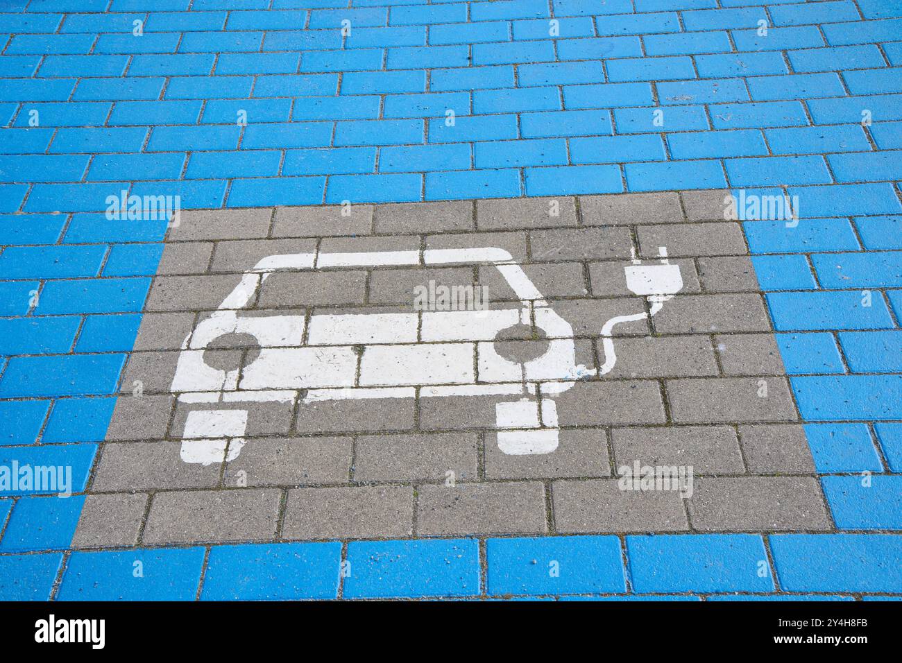 Parkplatz mit E-Ladesäule, am Stadthafen, Sassnitz, Insel Rügen, Mecklenburg-Vorpommern, Deutschland Stockfoto