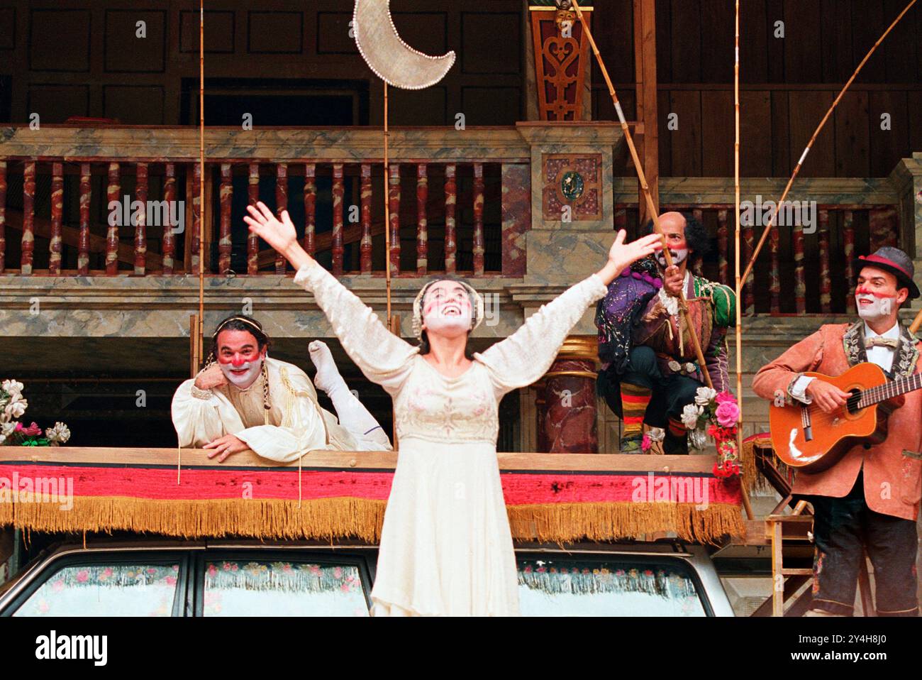 l-r: Eduardo Moreira (Romeu/Romeo), Fernanda Vianna (Julieta/Julia), Antonio Edson (Erzähler), Julio Maciel (Benvolio - Gitarre) in ROMEU & JULIETA im Shakespeare's Globe, London SE1 12/07/2000 basierend auf ROMEO UND JULIA von Shakespeare präsentiert von Grupo Galpao/Brasilien konzipiert UND Regie von Gabriel Villela Stockfoto