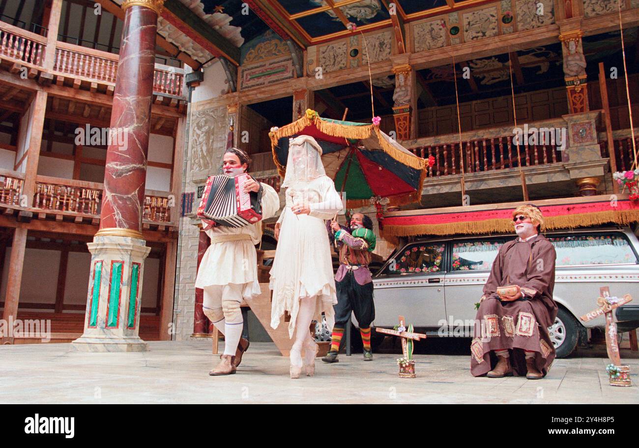 l-r: Eduardo Moreira (Romeu / Romeo - Akkordeon spielen), Fernanda Vianna (Julieta / Julia), Antonio Edson (Sprecher), Chico Pelucio (Bruder Laurence) in ROMEU & JULIETA in Shakespeare's Globe, London SE1 12/07/2000 basierend auf ROMEO UND JULIA von Shakespeare präsentiert von Grupo Galpao / Brasilien konzipiert UND Regie von Gabriel Villela Villela Stockfoto