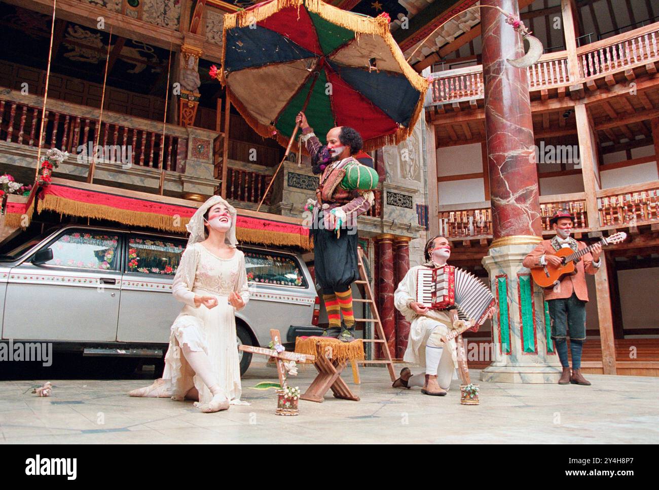 l-r: Fernanda Vianna (Julieta/Julia), Antonio Edson (Erzähler), Eduardo Moreira (Romeu/Romeo - Akkordeon), Julio Maciel (Benvolio - Gitarre) in ROMEU & JULIETA in Shakespeare's Globe, London SE1 07/2000 basierend auf ROMEO UND JULIA von Shakespeare präsentiert von Grupo Galpao/Brasilien konzipiert UND Regie von Gabriel Villela Villela Stockfoto