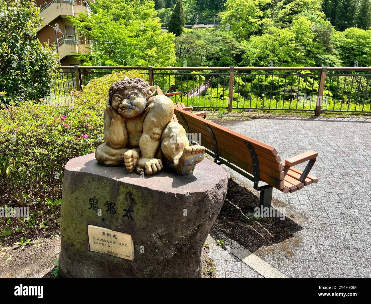 Kinugawa Onsen, Japan 2. Mai 2023: Die Stadt mit Blick auf die Straße. Eine Ooni-Statue in Kinugawa Onsen. Ein Ooni ist eine Art Dämon, ork, Oger oder Troll auf Japanisch Stockfoto