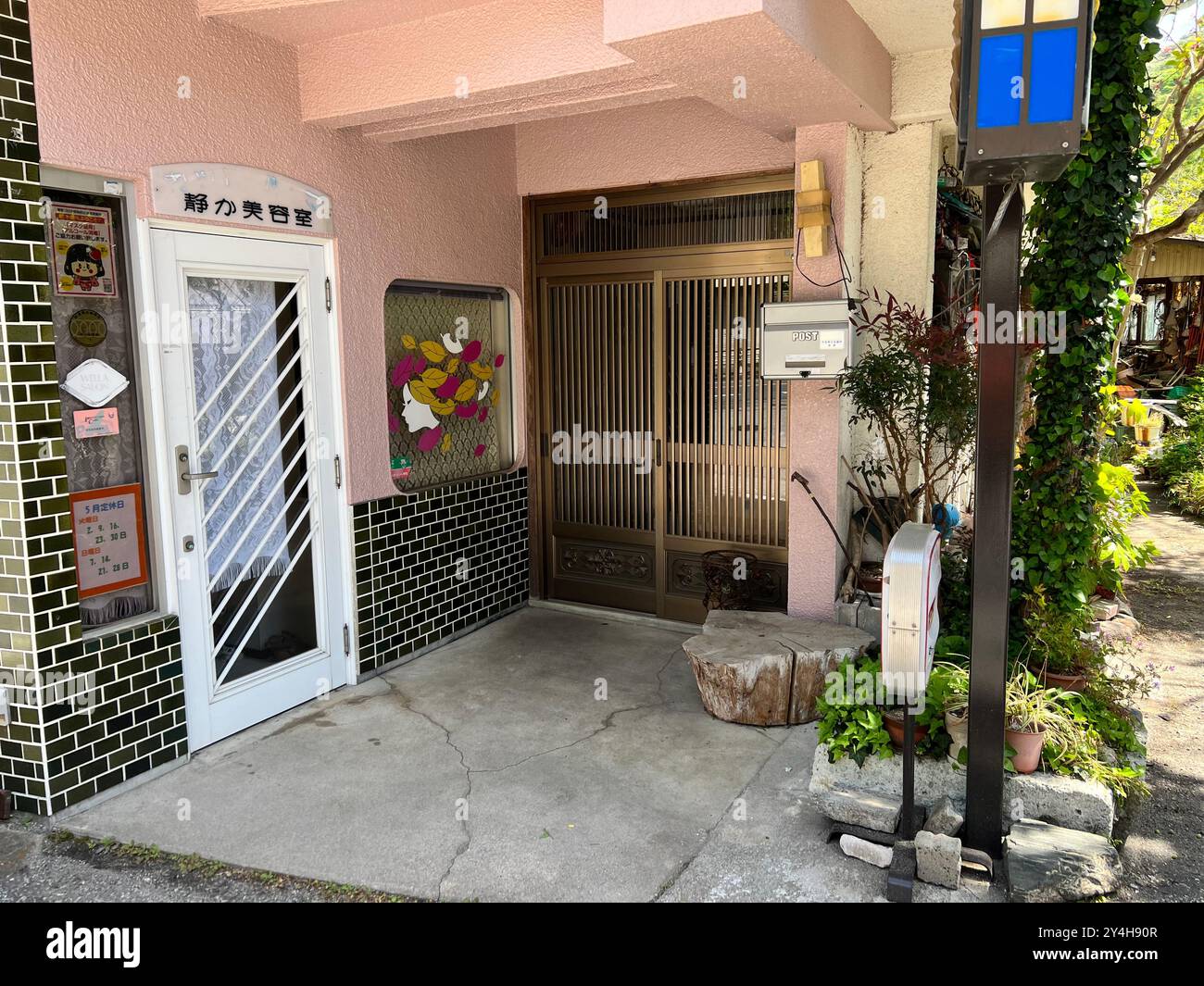 Kinugawa Onsen, Japan 1. Mai 2023: Der Stadtblick auf die Straße in Kinugawa Onsen ist ein heißer Quellort in der Stadt Nikko, Tochigi, Japan. Die pla Stockfoto