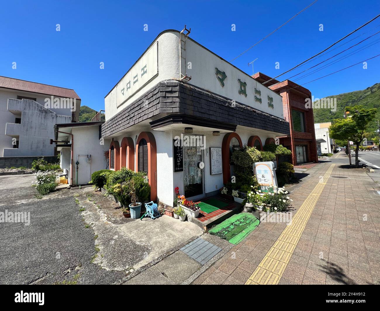Kinugawa Onsen, Japan 1. Mai 2023: Der Stadtblick auf die Straße in Kinugawa Onsen ist ein heißer Quellort in der Stadt Nikko, Tochigi, Japan. Die pla Stockfoto