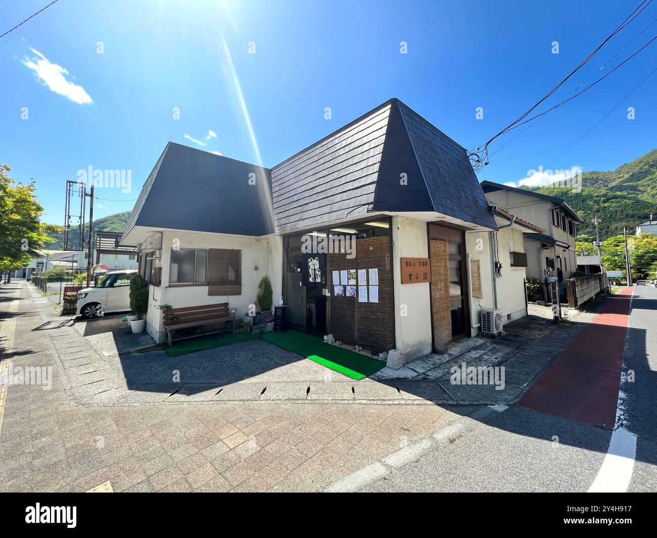 Kinugawa Onsen, Japan 1. Mai 2023: Der Stadtblick auf die Straße in Kinugawa Onsen ist ein heißer Quellort in der Stadt Nikko, Tochigi, Japan. Die pla Stockfoto