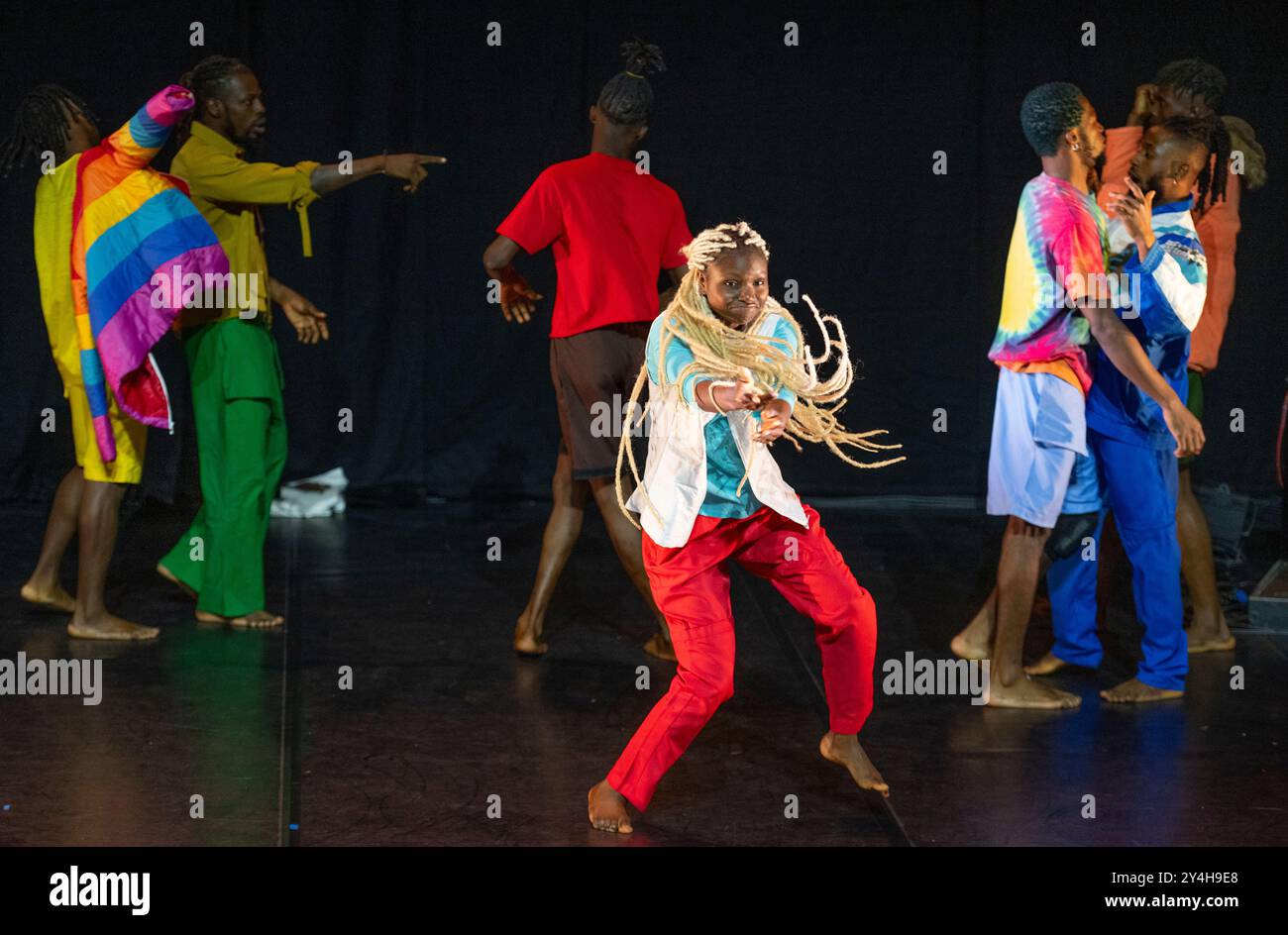 Queen Elizabeth Hall, Southbank Centre, London, Großbritannien. September 2024. Nigerias bahnbrechende Tanzkompanie Qudus Onikeku und die QDance Company Proben Re:Incarnation, eine Ode an den Reichtum der nigerianischen Kultur. Dieses Werk aus Tanz, Musik, Mode und bildender Kunst zeigt die Tiefe der alten Yoruba-Philosophie, gemischt mit der nigerianischen Jugendkultur. Vorstellung in der Southbank vom 18. Bis 19. September 2024, bevor Sie durch Großbritannien reisen. Quelle: Malcolm Park/Alamy Live News Stockfoto