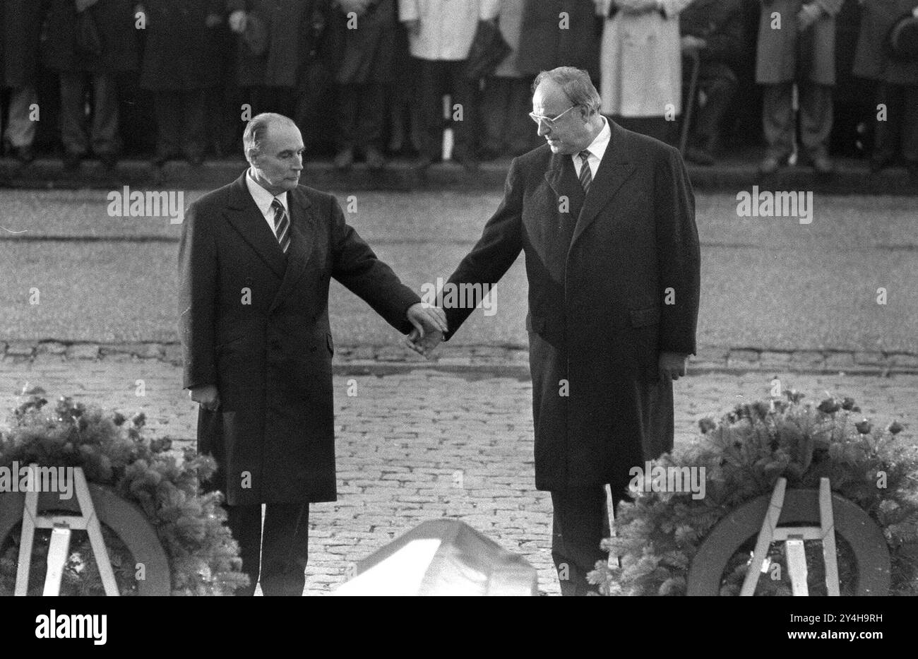 ARCHIVFOTO: Vor 40 Jahren, am 22. September 1984, schütteln Bundeskanzler Helmut KOHL und der französische Präsident Francois MITTERAND in Verdun die Hand. Politik der deutsche Bundeskanzler Helmut KOHL (CDU, rechts) und der französische Präsident Francois MITTERAND stehen bei einer Zeremonie in Verdun zur Erinnerung an die Gefallenen des Ersten Weltkriegs nebeneinander und schütteln (berühmtes Motiv) die Hand. Schwarzweißfoto, Querformat. ? SVEN SIMON Huyssenallee 40-42 45128 Essen Tel.0201/234556 Fax 0201/234539 Konto 2039154 Deutsche Bank München BLZ 700 700 10 Bild kann digital über Leonardo Pro übertragen werden. Stockfoto