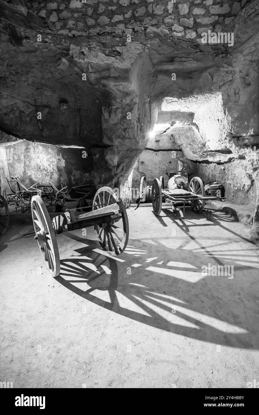 Weinkeller im Schloss Breze (Chateau de Breze), Pays de la Loire, Frankreich Stockfoto