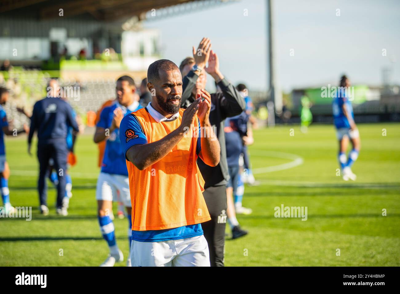 Alex Dyer klatscht die Reisenden Fans in Forest Green Rovers gegen Wealdstone FC 14/09/24 Stockfoto