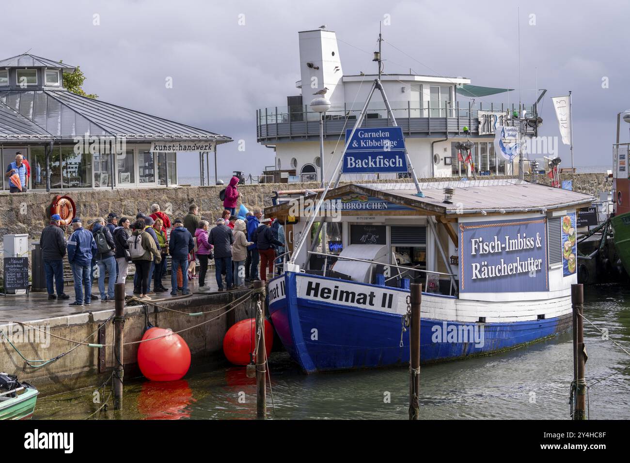 Der Stadthafen von Sassnitz, die Insel Rügen, Snackboot, Fischsandwiches, am Pier, Mecklenburg-Vorpommern, Deutschland, Europa Stockfoto