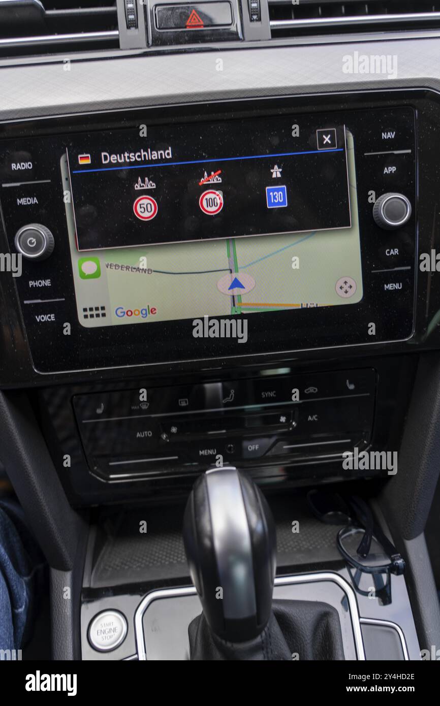 Navigationsgerät zeigt einen Grenzübergang von den Niederlanden nach Deutschland an, zeigt Verkehrsregeln, Nordrhein-Westfalen, Deutschland, Europa an Stockfoto