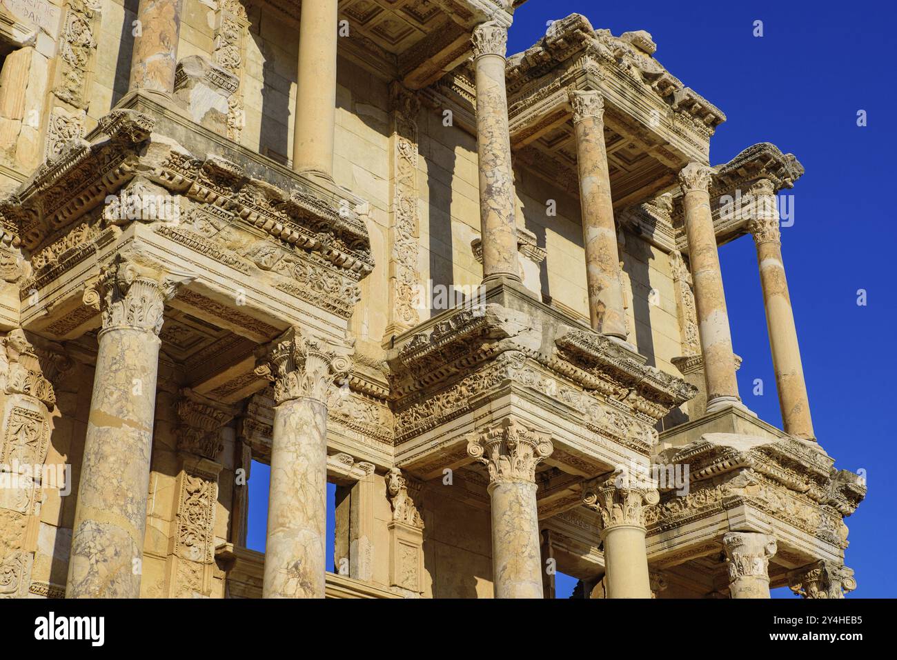 Celsus-Bibliothek, ein altes römisches Gebäude in der archäologischen Stätte Ephesus, Türkei, Asien Stockfoto
