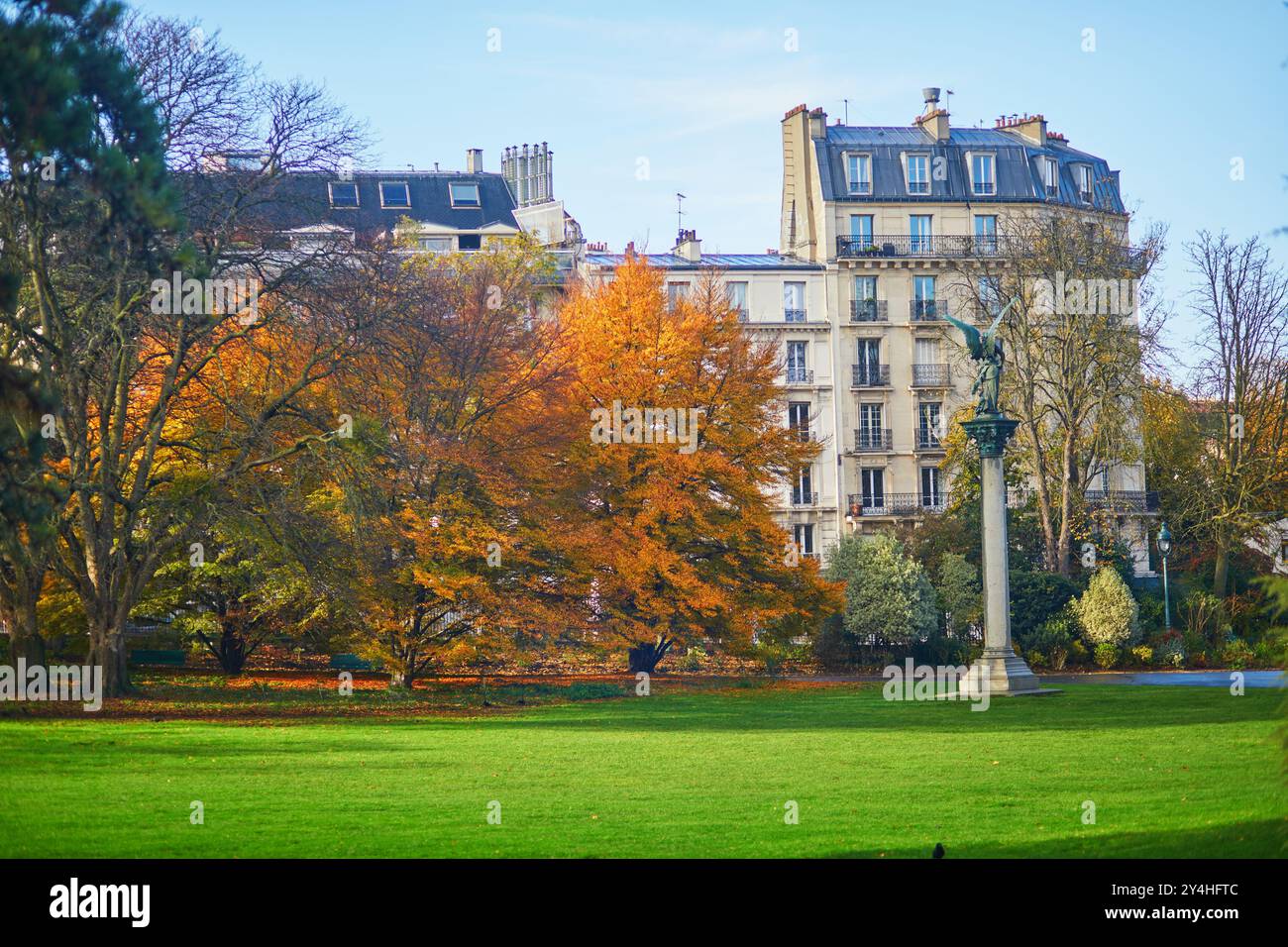 Bunte Herbstbäume im Montsouris Park, Paris, Frankreich an einem Herbsttag Stockfoto