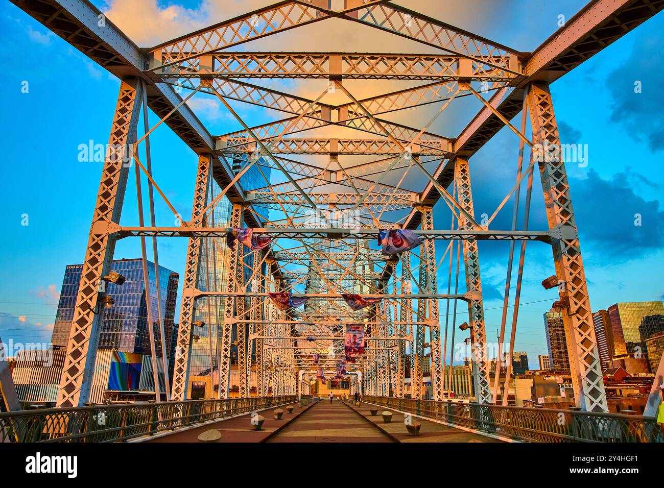 Nashville Fußgängerbrücke bei Sonnenaufgang mit Blick auf die Skyline der Stadt Stockfoto