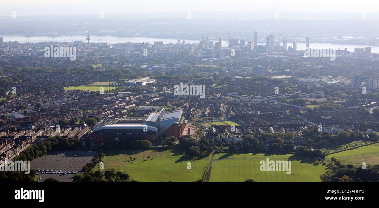 Blick aus der Vogelperspektive vom Fußballplatz Anfield des Liverpool FC auf die Skyline des Stadtzentrums von Liverpool Stockfoto