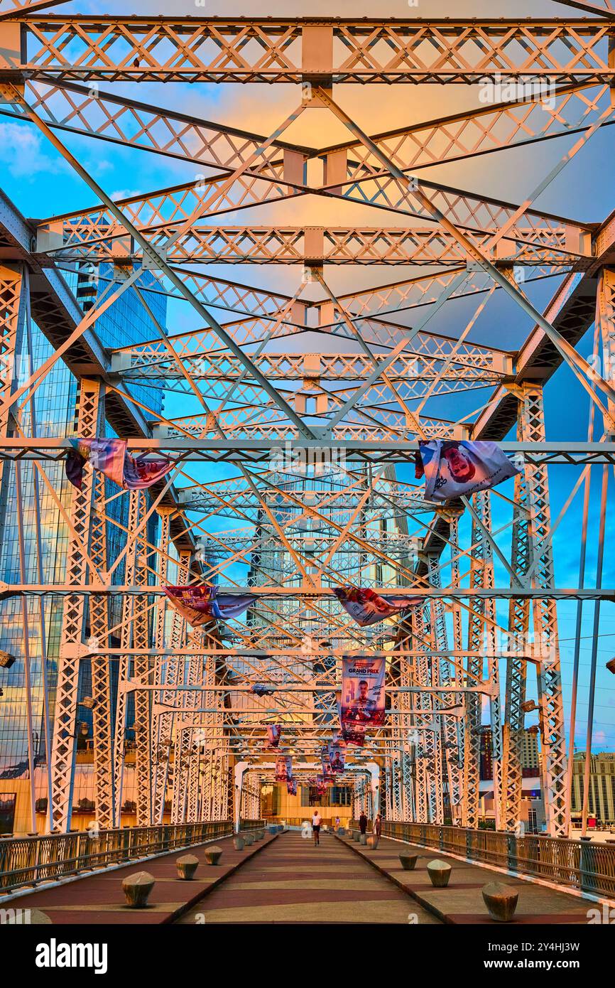 Nashville Fußgängerbrücke Stahlbalken in der Golden Hour Low Angle Perspektive Stockfoto