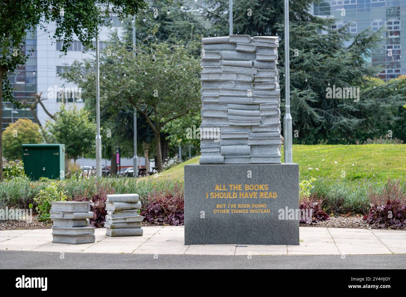 „All the Books you should have read“, Skulptur von Marko Mäetamm auf dem Campus der Aston University, Großbritannien Stockfoto