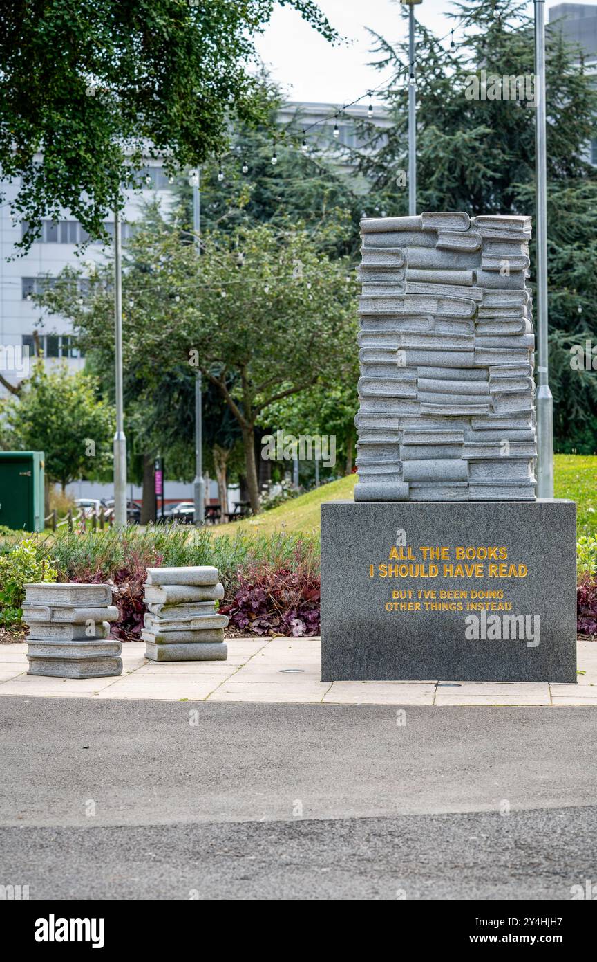 „All the Books you should have read“, Skulptur von Marko Mäetamm auf dem Campus der Aston University, Großbritannien Stockfoto