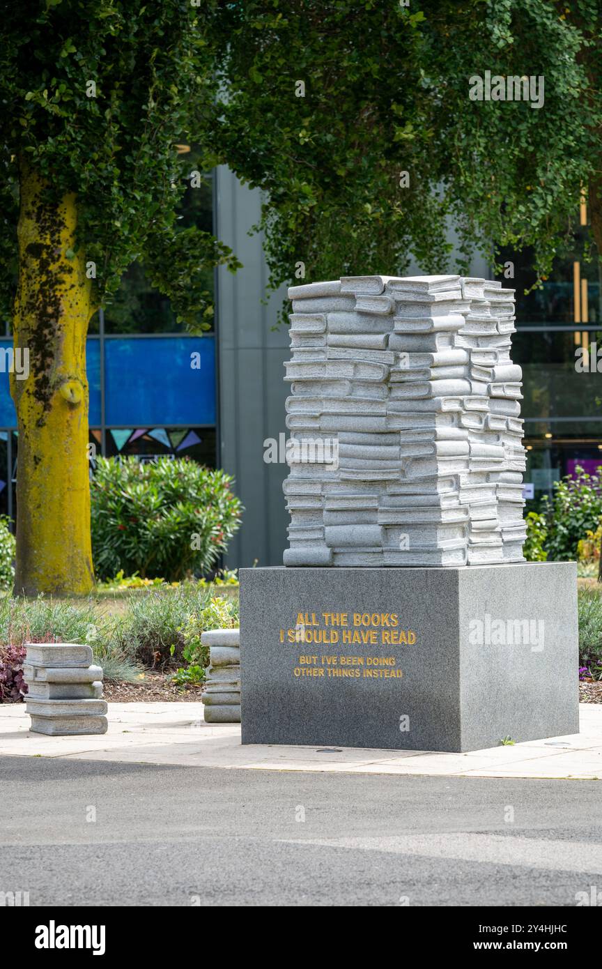„All the Books you should have read“, Skulptur von Marko Mäetamm auf dem Campus der Aston University, Großbritannien Stockfoto
