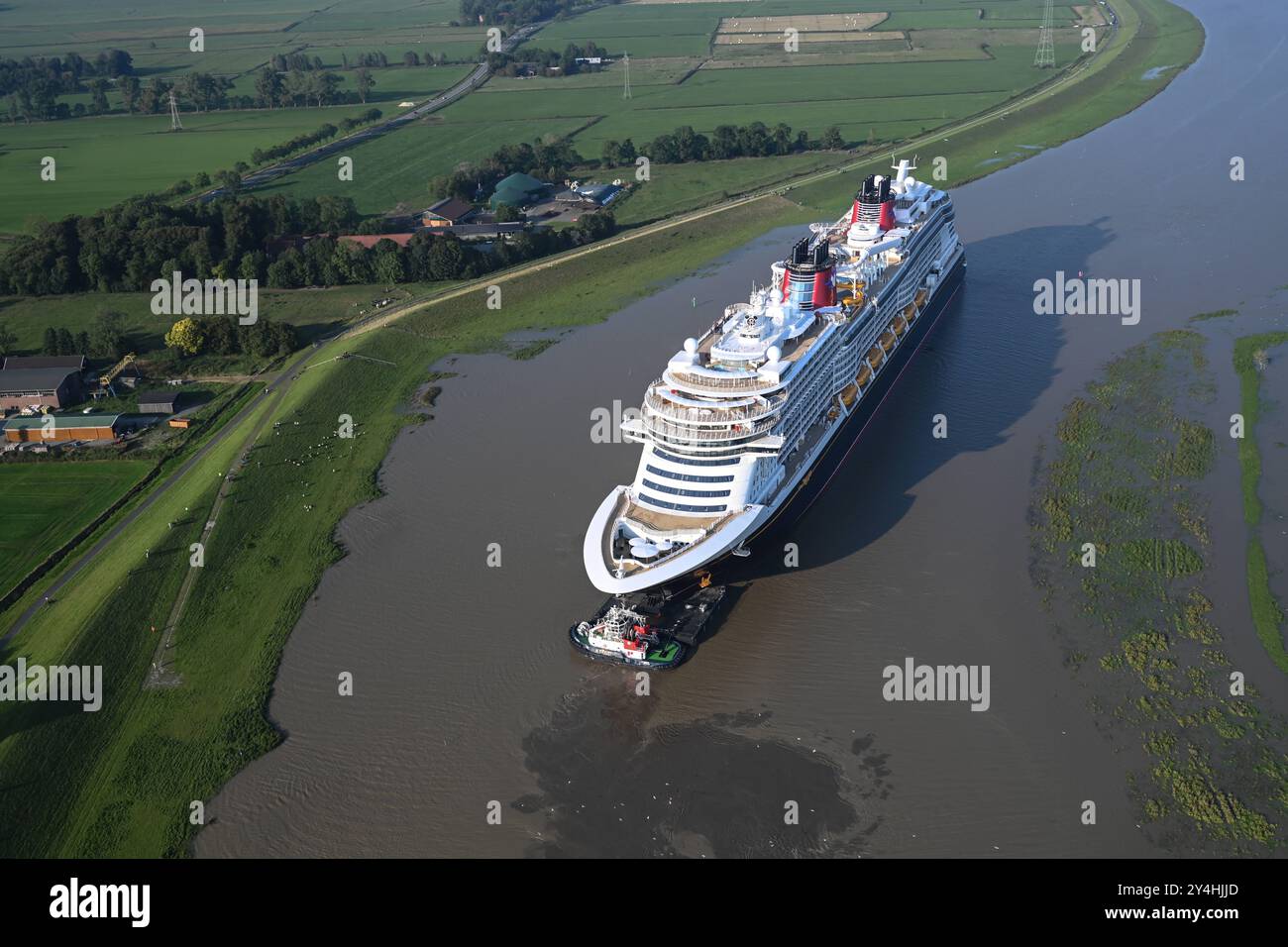 Meyer Werft überführt neues Kreuzfahrtschiff Disney Treasure das neugebaute Kreuzfahrtschiff Disney Treasure hat die Meyer Werft verlassen und wird mit Schleppern über die Ems gezogen. Die Werft begann heute Vormittag mit der Überführung des rund 340 Meter langen Kreuzfahrtschiffes über die Ems von Papenburg Richtung Eemshaven. Papenburg Niedersachsen Deutschland *** Meyer Werft übergibt neues Kreuzfahrtschiff Disney Treasure das neu gebaute Kreuzfahrtschiff Disney Treasure hat die Meyer Werft verlassen und wird mit Schleppbooten über die Ems gezogen, die die Werft heute Morgen mit dem Transfer von begonnen hat Stockfoto