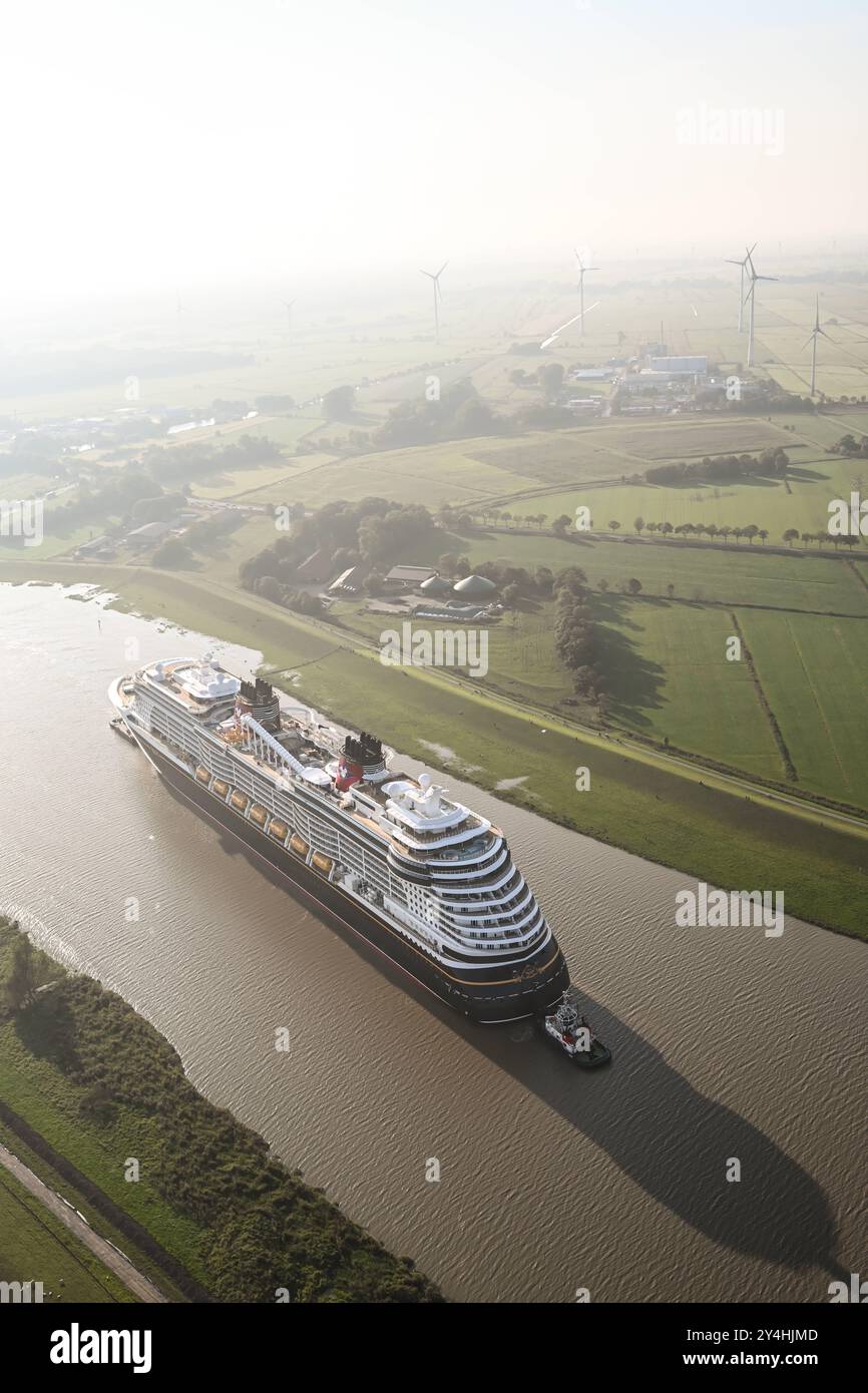 Meyer Werft überführt neues Kreuzfahrtschiff Disney Treasure das neugebaute Kreuzfahrtschiff Disney Treasure hat die Meyer Werft verlassen und wird mit Schleppern über die Ems gezogen. Die Werft begann heute Vormittag mit der Überführung des rund 340 Meter langen Kreuzfahrtschiffes über die Ems von Papenburg Richtung Eemshaven. Papenburg Niedersachsen Deutschland *** Meyer Werft übergibt neues Kreuzfahrtschiff Disney Treasure das neu gebaute Kreuzfahrtschiff Disney Treasure hat die Meyer Werft verlassen und wird mit Schleppbooten über die Ems gezogen, die die Werft heute Morgen mit dem Transfer von begonnen hat Stockfoto