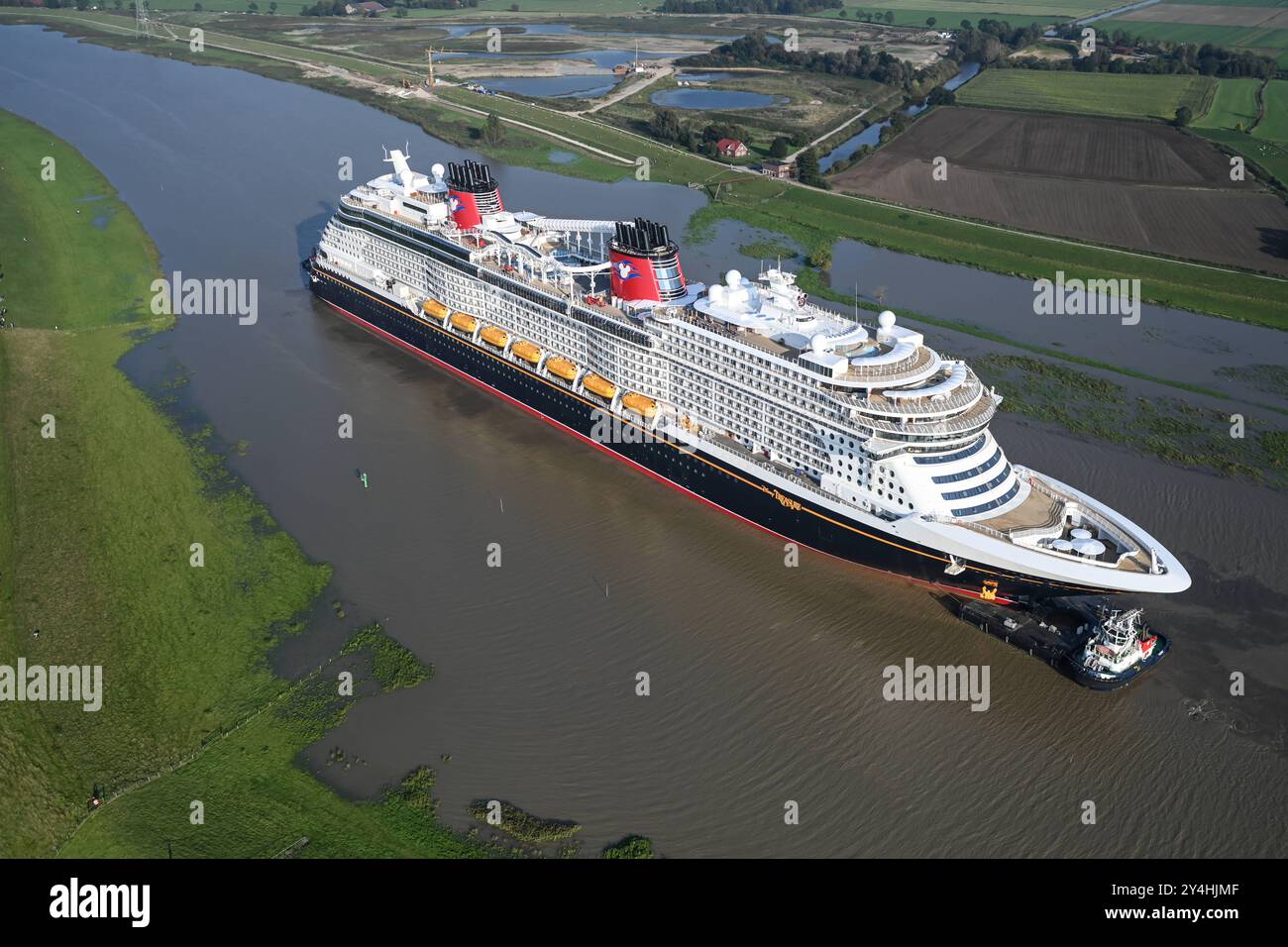 Meyer Werft überführt neues Kreuzfahrtschiff Disney Treasure das neugebaute Kreuzfahrtschiff Disney Treasure hat die Meyer Werft verlassen und wird mit Schleppern über die Ems gezogen. Die Werft begann heute Vormittag mit der Überführung des rund 340 Meter langen Kreuzfahrtschiffes über die Ems von Papenburg Richtung Eemshaven. Papenburg Niedersachsen Deutschland *** Meyer Werft übergibt neues Kreuzfahrtschiff Disney Treasure das neu gebaute Kreuzfahrtschiff Disney Treasure hat die Meyer Werft verlassen und wird mit Schleppbooten über die Ems gezogen, die die Werft heute Morgen mit dem Transfer von begonnen hat Stockfoto