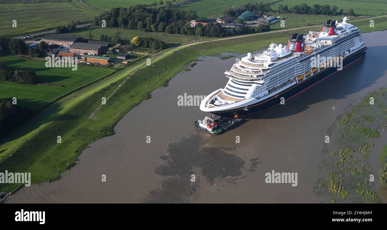 Meyer Werft überführt neues Kreuzfahrtschiff Disney Treasure das neugebaute Kreuzfahrtschiff Disney Treasure hat die Meyer Werft verlassen und wird mit Schleppern über die Ems gezogen. Die Werft begann heute Vormittag mit der Überführung des rund 340 Meter langen Kreuzfahrtschiffes über die Ems von Papenburg Richtung Eemshaven. Papenburg Niedersachsen Deutschland *** Meyer Werft übergibt neues Kreuzfahrtschiff Disney Treasure das neu gebaute Kreuzfahrtschiff Disney Treasure hat die Meyer Werft verlassen und wird mit Schleppbooten über die Ems gezogen, die die Werft heute Morgen mit dem Transfer von begonnen hat Stockfoto