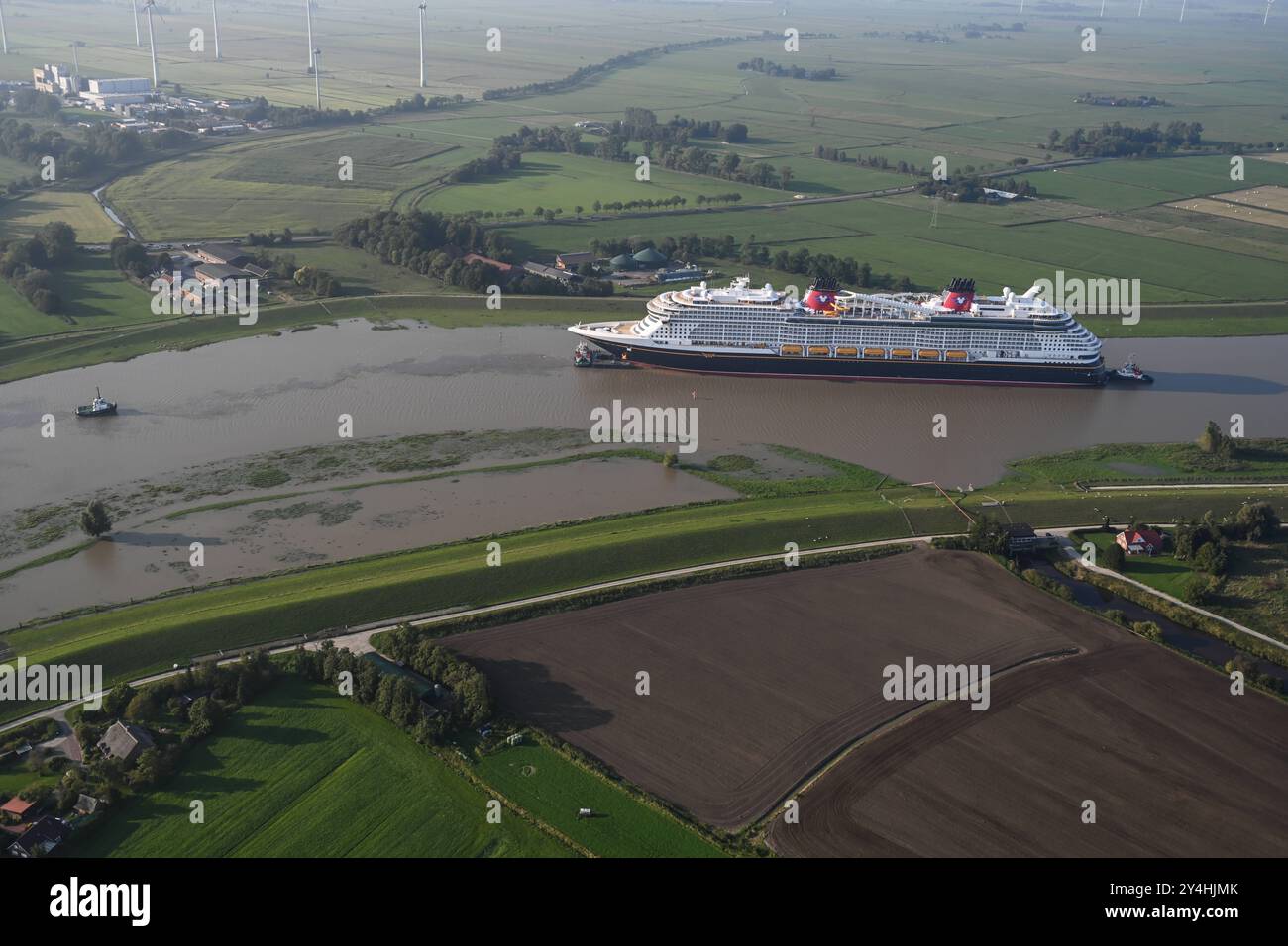 Meyer Werft überführt neues Kreuzfahrtschiff Disney Treasure das neugebaute Kreuzfahrtschiff Disney Treasure hat die Meyer Werft verlassen und wird mit Schleppern über die Ems gezogen. Die Werft begann heute Vormittag mit der Überführung des rund 340 Meter langen Kreuzfahrtschiffes über die Ems von Papenburg Richtung Eemshaven. Papenburg Niedersachsen Deutschland *** Meyer Werft übergibt neues Kreuzfahrtschiff Disney Treasure das neu gebaute Kreuzfahrtschiff Disney Treasure hat die Meyer Werft verlassen und wird mit Schleppbooten über die Ems gezogen, die die Werft heute Morgen mit dem Transfer von begonnen hat Stockfoto