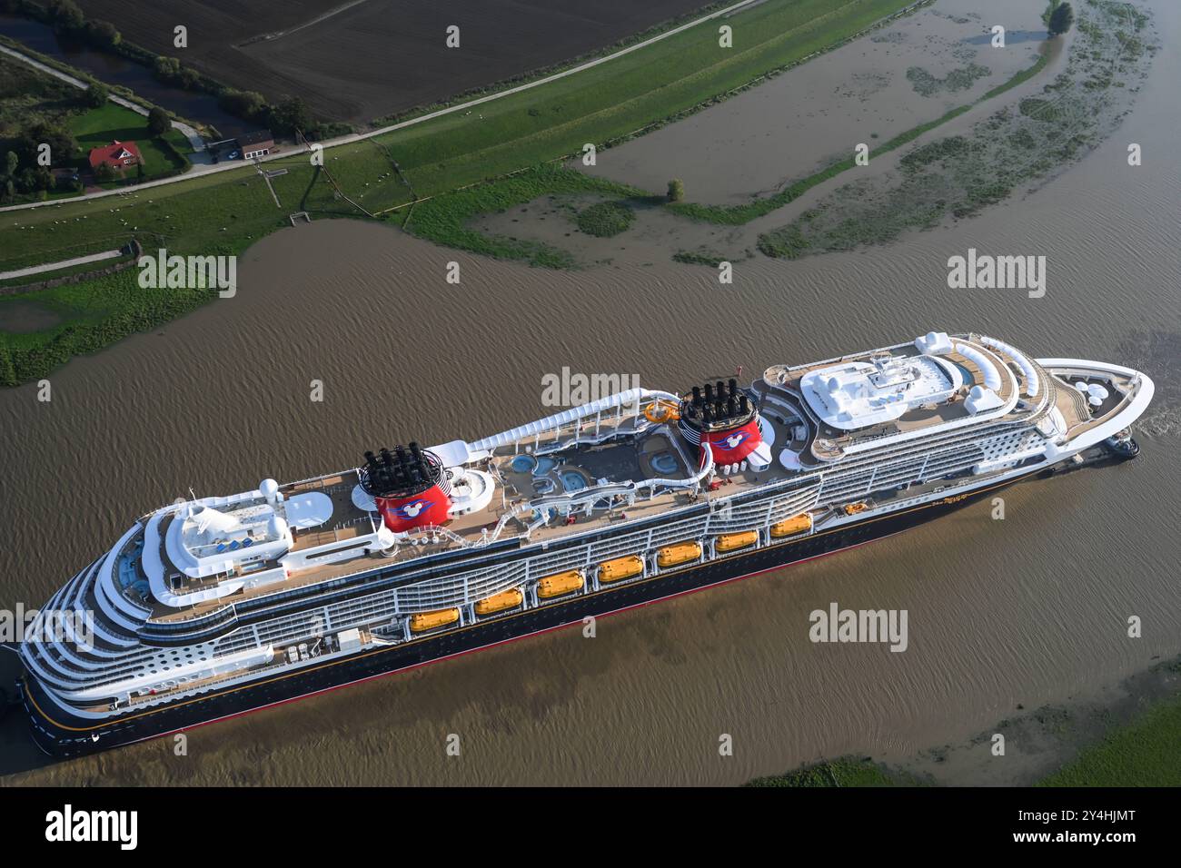 Meyer Werft überführt neues Kreuzfahrtschiff Disney Treasure das neugebaute Kreuzfahrtschiff Disney Treasure hat die Meyer Werft verlassen und wird mit Schleppern über die Ems gezogen. Die Werft begann heute Vormittag mit der Überführung des rund 340 Meter langen Kreuzfahrtschiffes über die Ems von Papenburg Richtung Eemshaven. Papenburg Niedersachsen Deutschland *** Meyer Werft übergibt neues Kreuzfahrtschiff Disney Treasure das neu gebaute Kreuzfahrtschiff Disney Treasure hat die Meyer Werft verlassen und wird mit Schleppbooten über die Ems gezogen, die die Werft heute Morgen mit dem Transfer von begonnen hat Stockfoto
