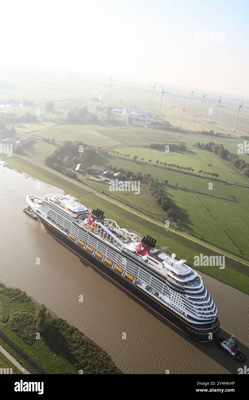 Meyer Werft überführt neues Kreuzfahrtschiff Disney Treasure das neugebaute Kreuzfahrtschiff Disney Treasure hat die Meyer Werft verlassen und wird mit Schleppern über die Ems gezogen. Die Werft begann heute Vormittag mit der Überführung des rund 340 Meter langen Kreuzfahrtschiffes über die Ems von Papenburg Richtung Eemshaven. Papenburg Niedersachsen Deutschland *** Meyer Werft übergibt neues Kreuzfahrtschiff Disney Treasure das neu gebaute Kreuzfahrtschiff Disney Treasure hat die Meyer Werft verlassen und wird mit Schleppbooten über die Ems gezogen, die die Werft heute Morgen mit dem Transfer von begonnen hat Stockfoto