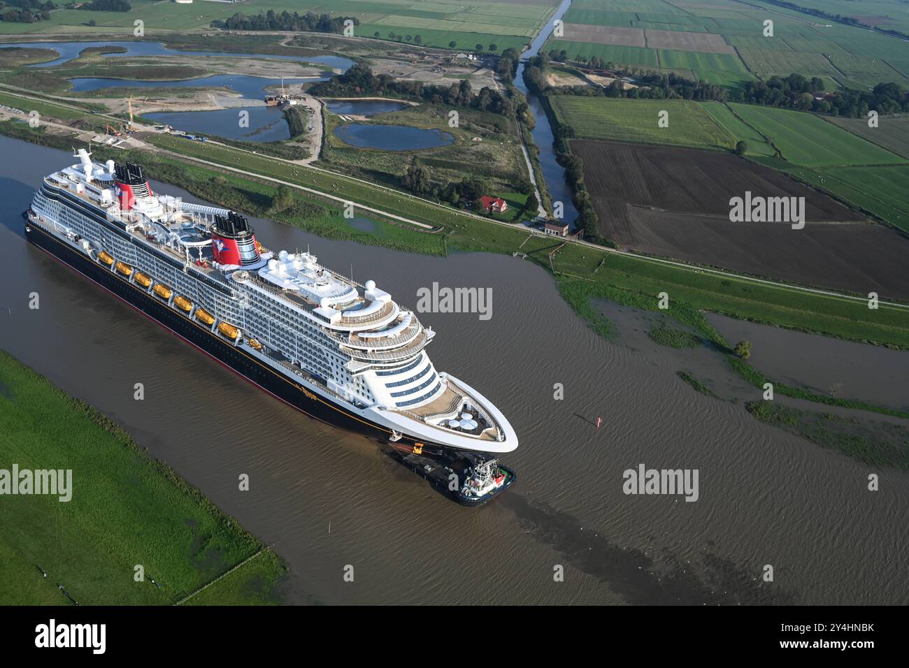 Meyer Werft überführt neues Kreuzfahrtschiff Disney Treasure das neugebaute Kreuzfahrtschiff Disney Treasure hat die Meyer Werft verlassen und wird mit Schleppern über die Ems gezogen. Die Werft begann heute Vormittag mit der Überführung des rund 340 Meter langen Kreuzfahrtschiffes über die Ems von Papenburg Richtung Eemshaven. Papenburg Niedersachsen Deutschland *** Meyer Werft übergibt neues Kreuzfahrtschiff Disney Treasure das neu gebaute Kreuzfahrtschiff Disney Treasure hat die Meyer Werft verlassen und wird mit Schleppbooten über die Ems gezogen, die die Werft heute Morgen mit dem Transfer von begonnen hat Stockfoto