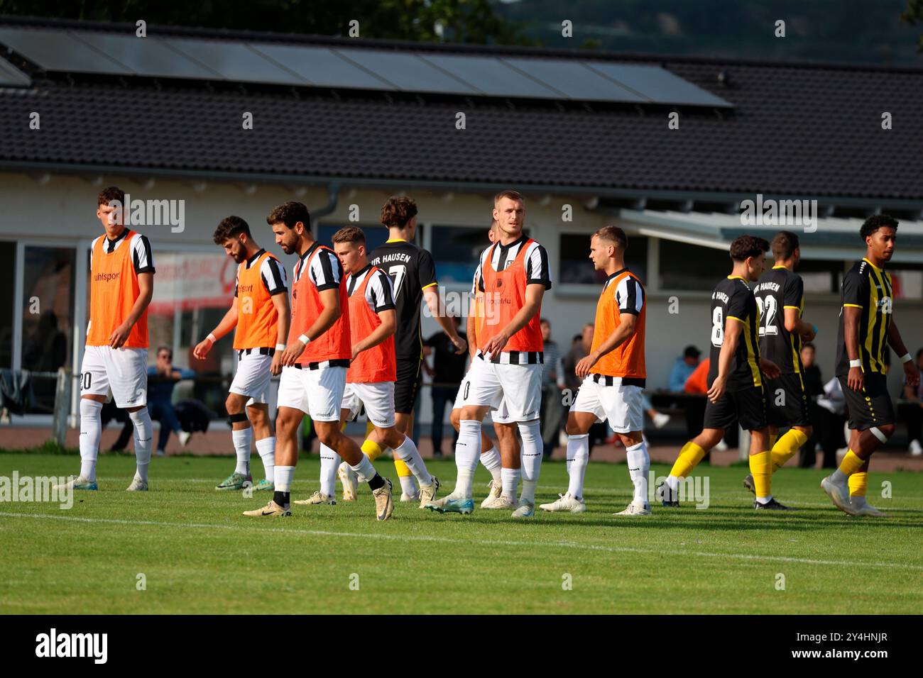 Nein, es ist keine Trainingseinheit, die Villinger Spieler müssen aber die Trainings-Leibchen überziehen, weil beide Teams schwarze Farben in ihren Trikots hatten beim SBFV-Pokal-Achtelfinale 23/24: VFR Hausen- - FC 08 Villingen Stockfoto