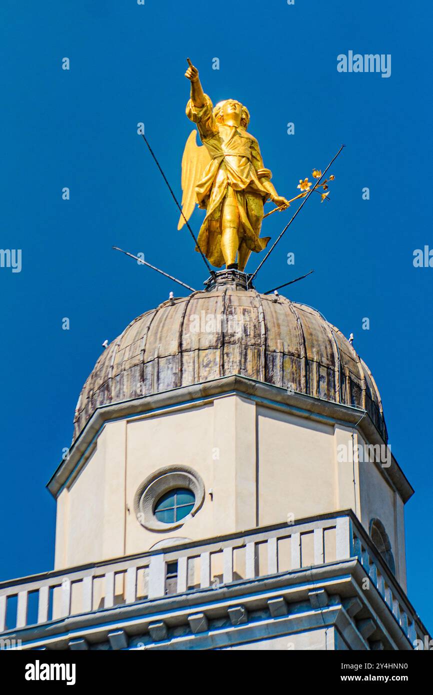 UDINE, ITALIEN – 27. MAI 2024: Engel auf dem Glockenturm der Kirche Santa Maria di Castello. Diese kunstvolle Statue ziert den Turm und hebt das c Stockfoto