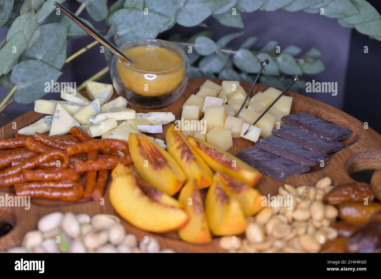 Aus nächster Nähe auf den Weintisch mit einem köstlichen Essen Stockfoto